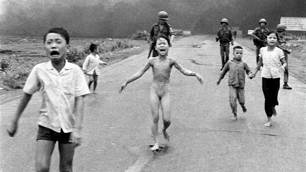 Nejslavnj fotografi Nicka Uta je ikonick snmek dt, utkajcch z vesnice pobl Trang Bang, kterou zashla fosforov puma omylem shozen z jihovietnamskho bombardru. (8. ervna 1972)