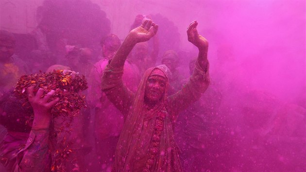 Tradičním svátkem barev Indové oslavují příchod jara.