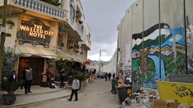 Britsk umlec Banksy otevel hotel na Zpadnm behu Jordnu s vhledem na ze oddlujc palestinsk a izraelsk zem.