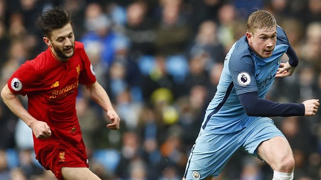 Adam Lallana z Liverpoolu sth Kevina De Bryunea z Manchesteru City v utkn anglick ligy.