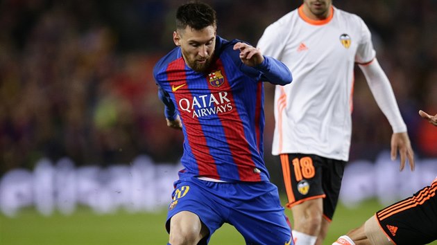 tonk Barcelony Lionel Messi v akci v utkn s Valenci.