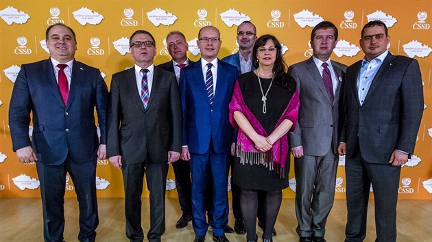 Nov zvolen veden SSD (zleva) Jan Birke, Lubomr Zaorlek, Milan Chovanec, Bohuslav Sobotka, pedseda stedn volebn komise Roman Va, Michaela Marksov, Jan Hamek a Petr Dolnek