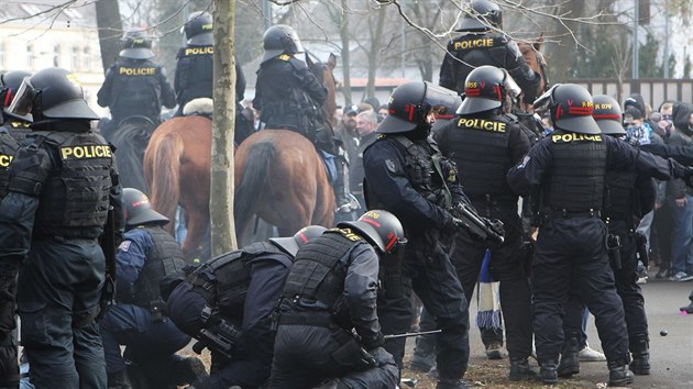 Fotbalový zápas Opavy s Ostravou poznamenaly násilnosti zejména hostujících fanoušků (18. března 2017)