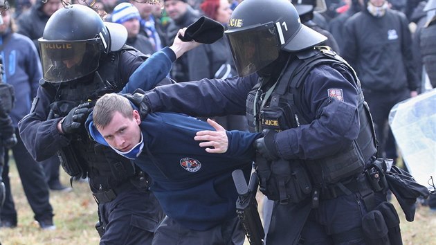 Fotbalov zpas Opavy s Ostravou poznamenaly nsilnosti zejmna hostujcch fanouk (18. bezna 2017)