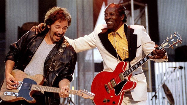 Americký zpěvák a kytarista Chuck Berry s Brucem Springsteenem (na snímku z roku 1995)