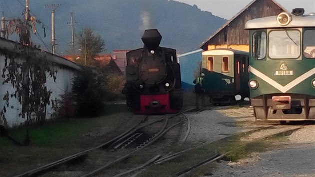 Zatmco turist vyrej na cestu pod parou, lesn dlnky voz do lesa dieslov lokomotiva.