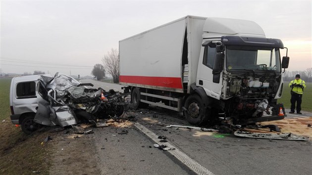 Na obchvatu Hodonna v ter rno pejel idi Citroenu do protismru, kde se srazil s kamionem. Mu za volantem osobnho vozu nehodu nepeil.