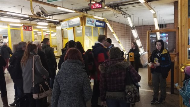 Pan dozor ze stanice metra Florenc podvala cestujcm informace, jak se mohou co nejlpe dostat, kam potebuj.