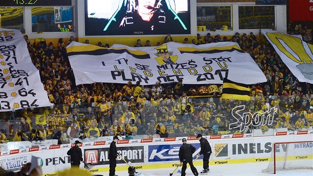 Litvínovští fanoušci předvedli svým hráčům během čtvrtfinálového duelu s Hradcem Králové barvité motivační choreo.