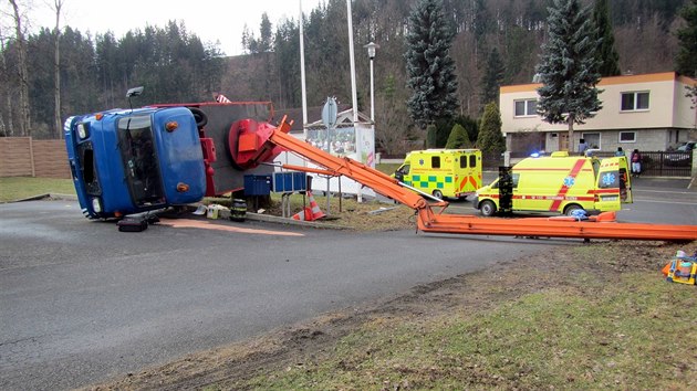 Pi pevrcen ploiny v Horn Bev na Vsetnsku se zranili dva mui z toho jeden tce (11. bezna 2017).