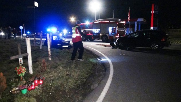 Nehoda volkswagenu a peugeotu na kiovatce pobl eskho Brodu (12. bezna 2017).