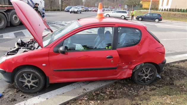 Policist ptraj po idii stbrn fabie combi, kter zpsobil nehodu v Krumlov.