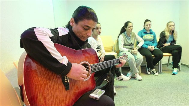 Muzikantky mvaj ped vystoupenm trmu, publikum ale asto reaguje a bouliv pozitivn.