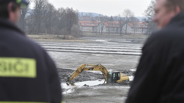 Bagr uvzl v bahn tpnickho rybnka bude turistickou atrakc Tele jet nkolik dn. Firma bude muset najt zpsob, jak ho z tm dvoumetrov mazlav pasti dostat.