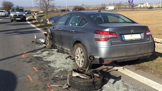 Na Praskm okruhu se stetla dv auta, nehoda komplikuje dopravu (17.3.2017).