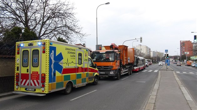 Autobus MHD se v Praze 4 střetl s nákladním vozem Pražských služeb (17.3.2017).