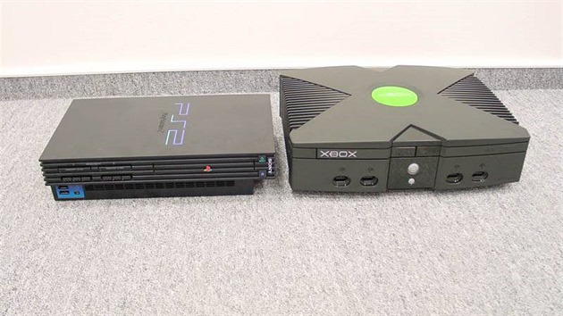 Vlevo PlayStation 2, vpravo Xbox