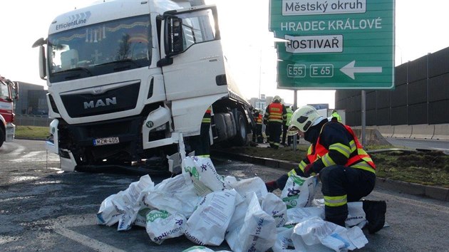 Z havarovanho kamionu vyteklo 600 litr nafty. Hasii ji z vozovky odstraovali sorbentem, pijela i specializovan firma. (11.3.2017)