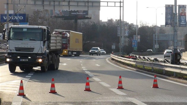 Na Spoilovsk ulici v Praze havaroval kamion, policist uzaveli dopravu do centra a sjezd z Jin spojky. (11.3.2017)