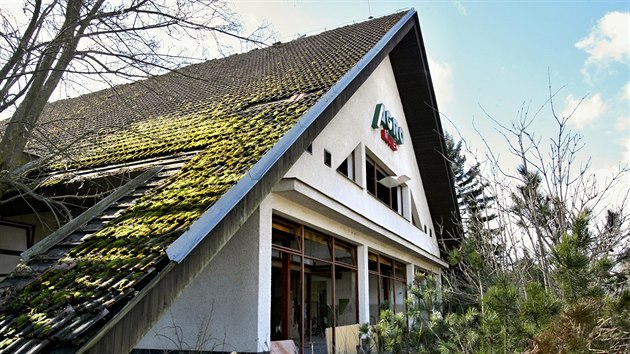 Kdysi vyhlášený Agro Motel u Kasejovic na Plzeňsku už deset let chátrá. (9. března 2017)