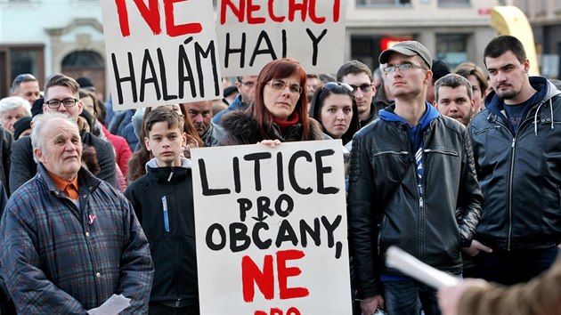 Na nmst Republiky v Plzni demonstrovali lid proti plnovan vstavb prmyslovch hal na okraji Litic. (14. bezna 2017)