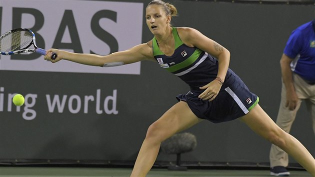 esk tenistka Karolna Plkov v zpase se Svtlanou Kuzncovovou z Ruska.