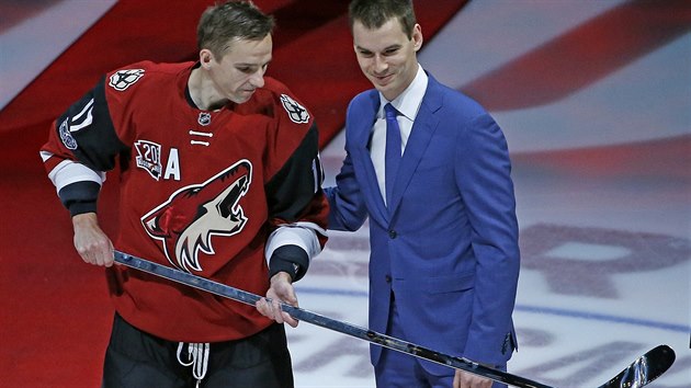 Radim Vrbata (vlevo) z Arizony dostal ped soubojem se St. Louis  od generln manaera klubu Johna Chayky stbrnou hokejku za tisc odehranch zpas v NHL. Aktuln jich m na kont u 1004.