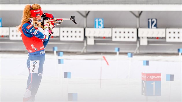 Gabriela Koukalov pi stelb bhem zvodu s masovm startem v Oslu.