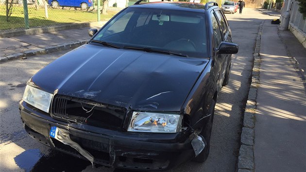 Řidič poničené auto zanechal v pražských Lahovicích (16.3.2017)