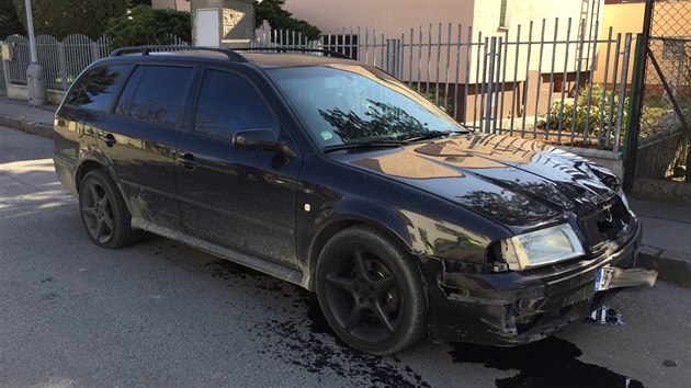 Řidič poničené auto zanechal v pražských Lahovicích (16.3.2017)