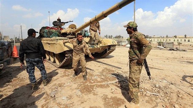 Irck vldn jednotky u dobyly asi tetinu zpadnho Mosulu, jejich postup zpomaluj siln det a ostelovai IS (15. bezna 2017).