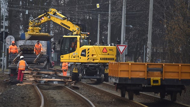 Tramvajov mosty na Plzesk ulici v Ostrav, kter jsou ve patnm stavu, se budou v dubnu zavrat a bourat, na jejich mst vzniknou nov mosty. Na snmku ze 14. bezna jsou ppravn prce.