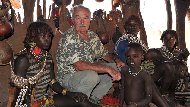 Cestovatel Ji Blata jezd do Afriky pedevm mezi kmeny, kter vymraj.