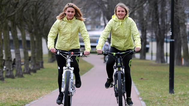 Studentky Petra Krhutov (vlevo) a Helena Zlesk, kter se svm cyklostanem zabodovaly v souti, je m mlad lidi motivovat k vlastnmu podnikn.