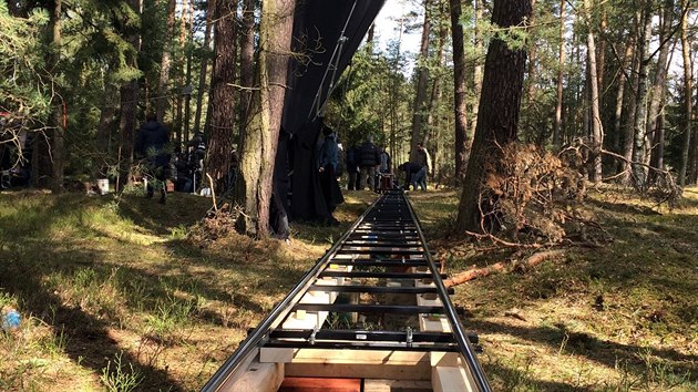 Při první klapce Nabarveného ptáčete se v lese stavěly koleje pro kamerovou jízdu (13. března 2017).