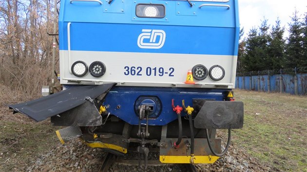 Mladý řidič vjel v Prostějově na přejezd přímo před přijíždějící vlak. Škody na poničeném autě, vlaku a varovné signalizaci jsou předběžně odhadnuty na půl milionu korun.