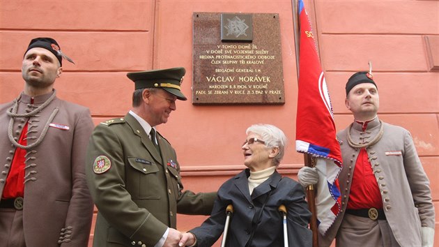 Jednoho z hrdin protinacistickho odboje Vclava Morvka nov v Olomouci pipomn pamtn deska. Krom zstupc armdy i Sokola se jejho odhalen zastnila i Zdena Manov.