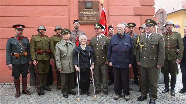 Jednoho z hrdin protinacistickho odboje Vclava Morvka nov v Olomouci pipomn pamtn deska. Krom zstupc armdy i Sokola se jejho odhalen zastnila i Zdena Manov.