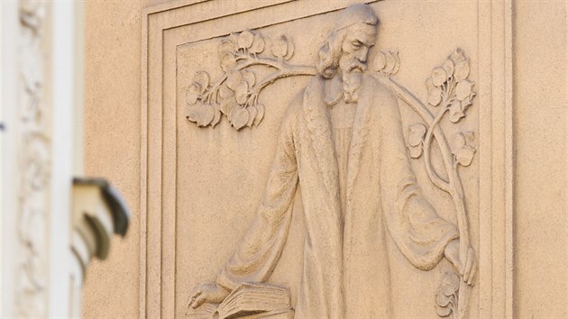 Reliéf zobrazující Jana Amose Komenského na neoklasicistní budově olomoucké obchodní akademie na třídě Spojenců. Proti jejímu zateplení začali lidé podepisovat petici.