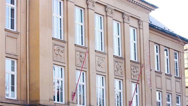 Reliéfy na neoklasicistní budově olomoucké obchodní akademie na třídě Spojenců. Proti jejímu zateplení začali lidé podepisovat petici.