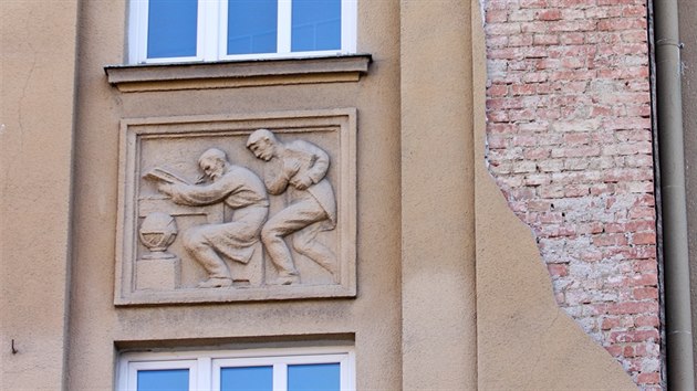 Jeden z reliéfů na neoklasicistní budově olomoucké obchodní akademie na třídě Spojenců. Proti jejímu zateplení začali lidé podepisovat petici.