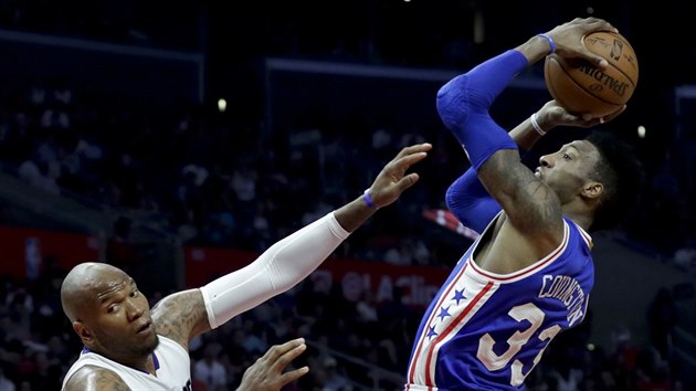 Robert Covington (vpravo) z Philadelphie pi njezdu kolem Marreeseho Speightse z LA Clippers.