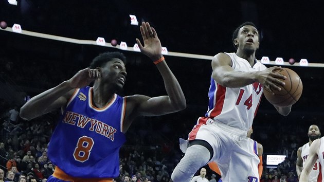 Ish Smith (vpravo) z Detroitu jde do souboje s Justinem Holidayem z New Yorku.