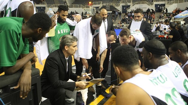 Trenr J. D. Jackson hovo k hrm ASVEL Lyon-Villeurbanne bhem time-outu.