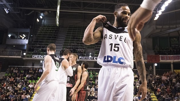 Walter Hodge z ASVEL Lyon-Villeurbannev utkn s tureckm Usakem