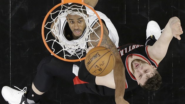 LaMarcus Aldridge (vlevo) ze San Antonia v podkoovm souboji s Jusufem Nurkiem z Portlandu.