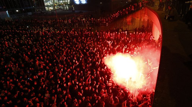 Fanouci Ajaxu Amsterdam se rozehvaj ped zpasem Evropsk ligy.