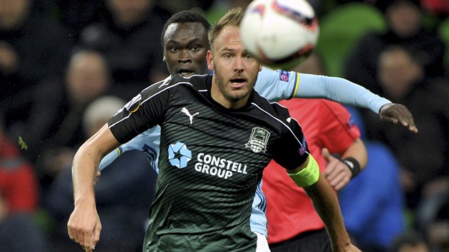 Andreas Granqvist (v ernm) z Krasnodaru m k mi bl ne Pione Sisto z Celty Vigo.