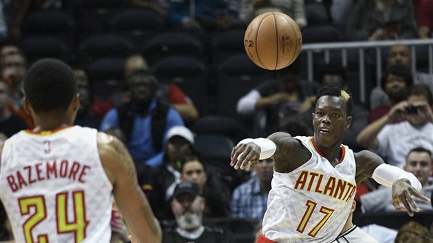 Dennis Schrder (vpravo) z Atlanty pihrv Kentu Bazemorovi.