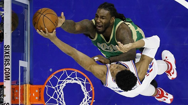 Jae Crowder (nahoe) z Bostonu se nedostal pes blokujcho Richauna Holmese z Philadelphie.